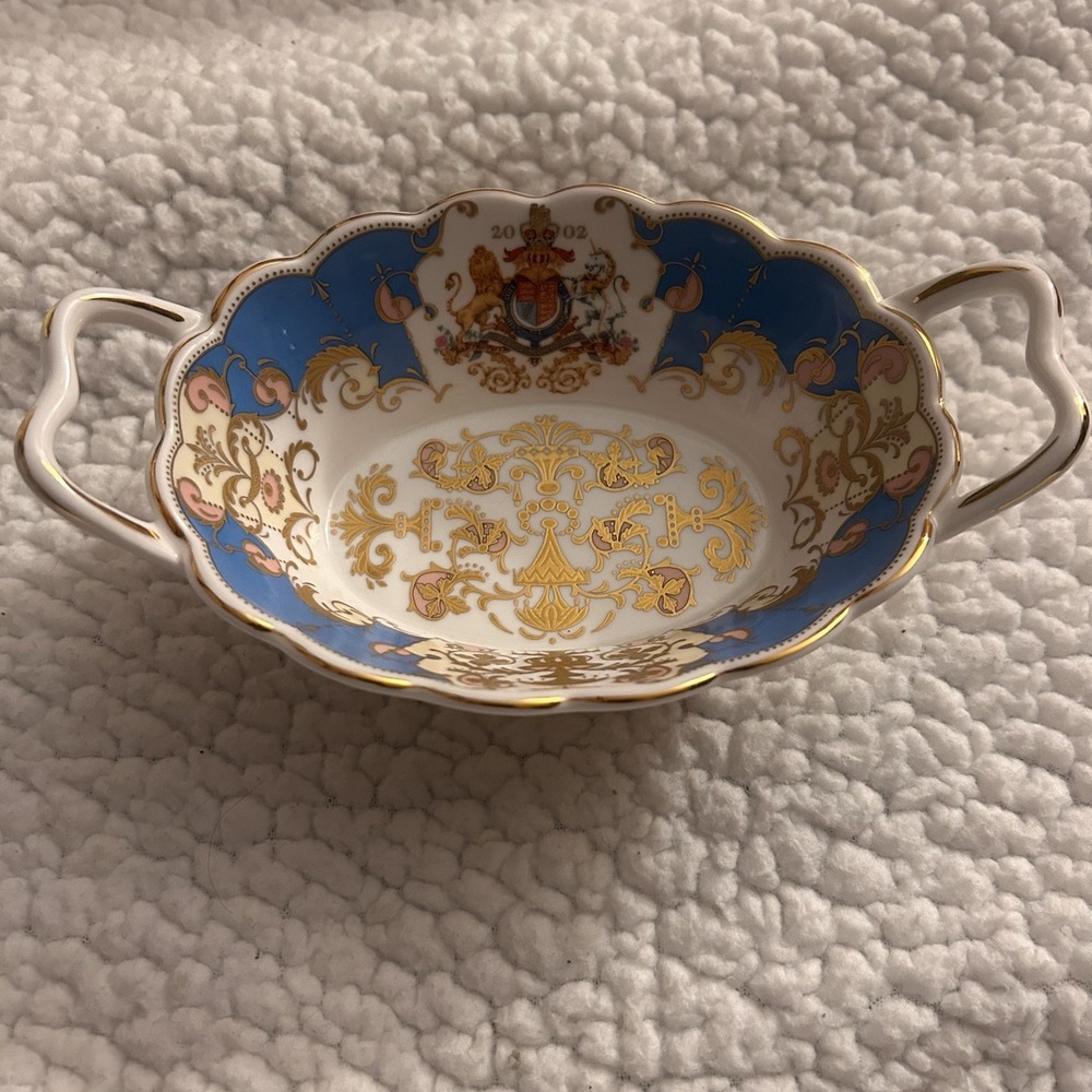 Queen Elizabeth ll Bone China Basket‎ 2002 Golden Jubilee Royal Collection